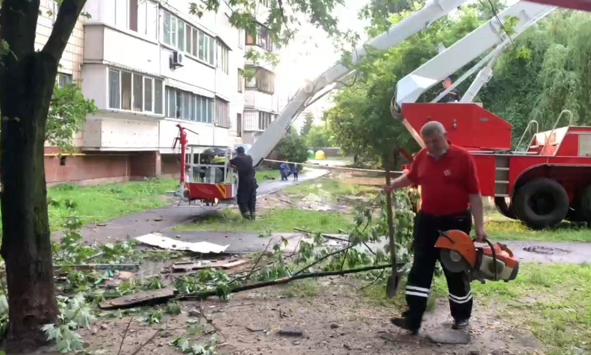 В многоэтажке Киева с шестого этажа обвалилась дедушкина "теплица" (видео)
